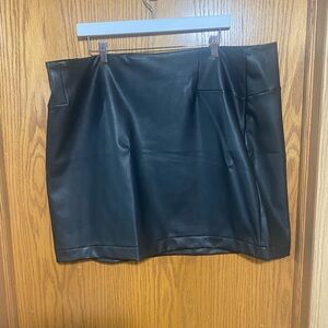 Plus size Faux leather mini skirt